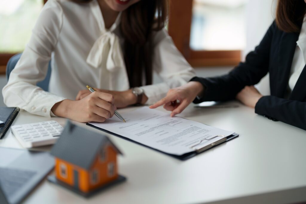 Letting agent explaining deposit disputes to a tenant. 