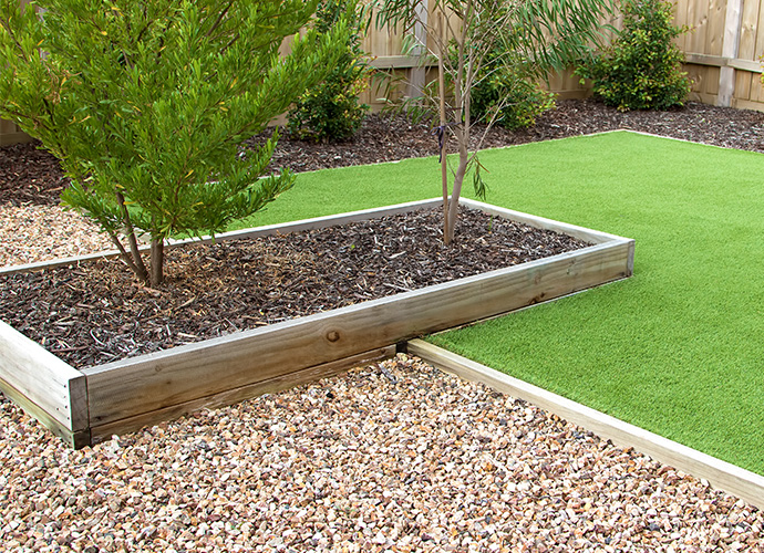 Garden with artificial grass and gravel 