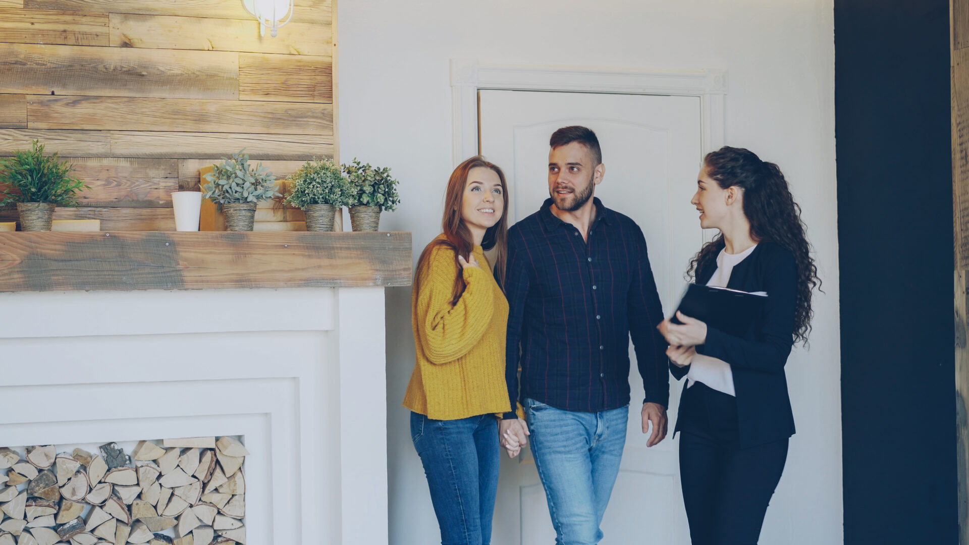 Estate agent showing a couple around a rental property, reflecting landlord guidance, tenant management and compliance under the Renters’ Rights Act in Liverpool.
