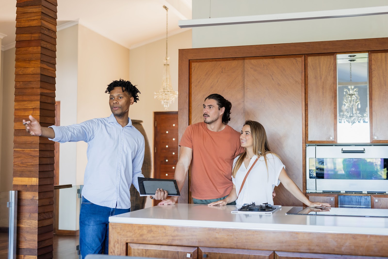 Buyers viewing a leasehold flat in Portsmouth with an estate agent